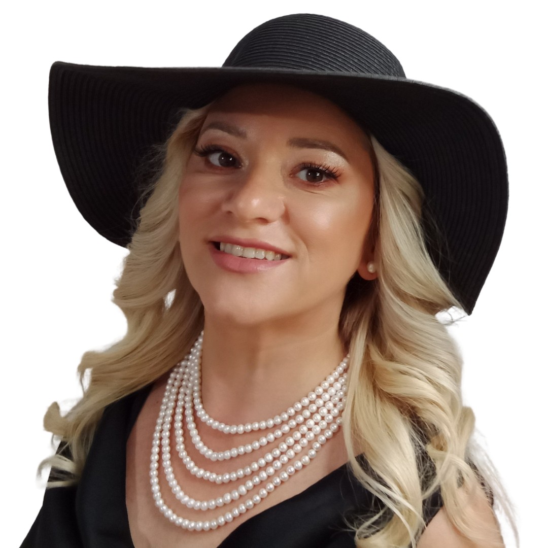 Colier cu Perle Naturale Albe, Calitatea AA+, Model Extravagance, Pe Model cu Pălărie Neagră, Vedere Frontală Apropiată